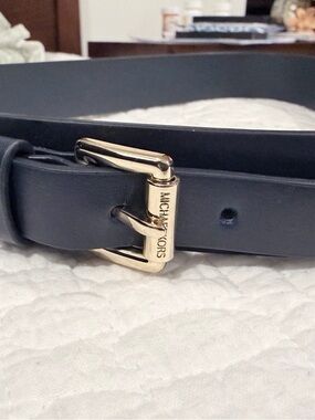 Michael Kors NEW NAVY BLUE leather Belt with double gold buckle . Subtle Logo